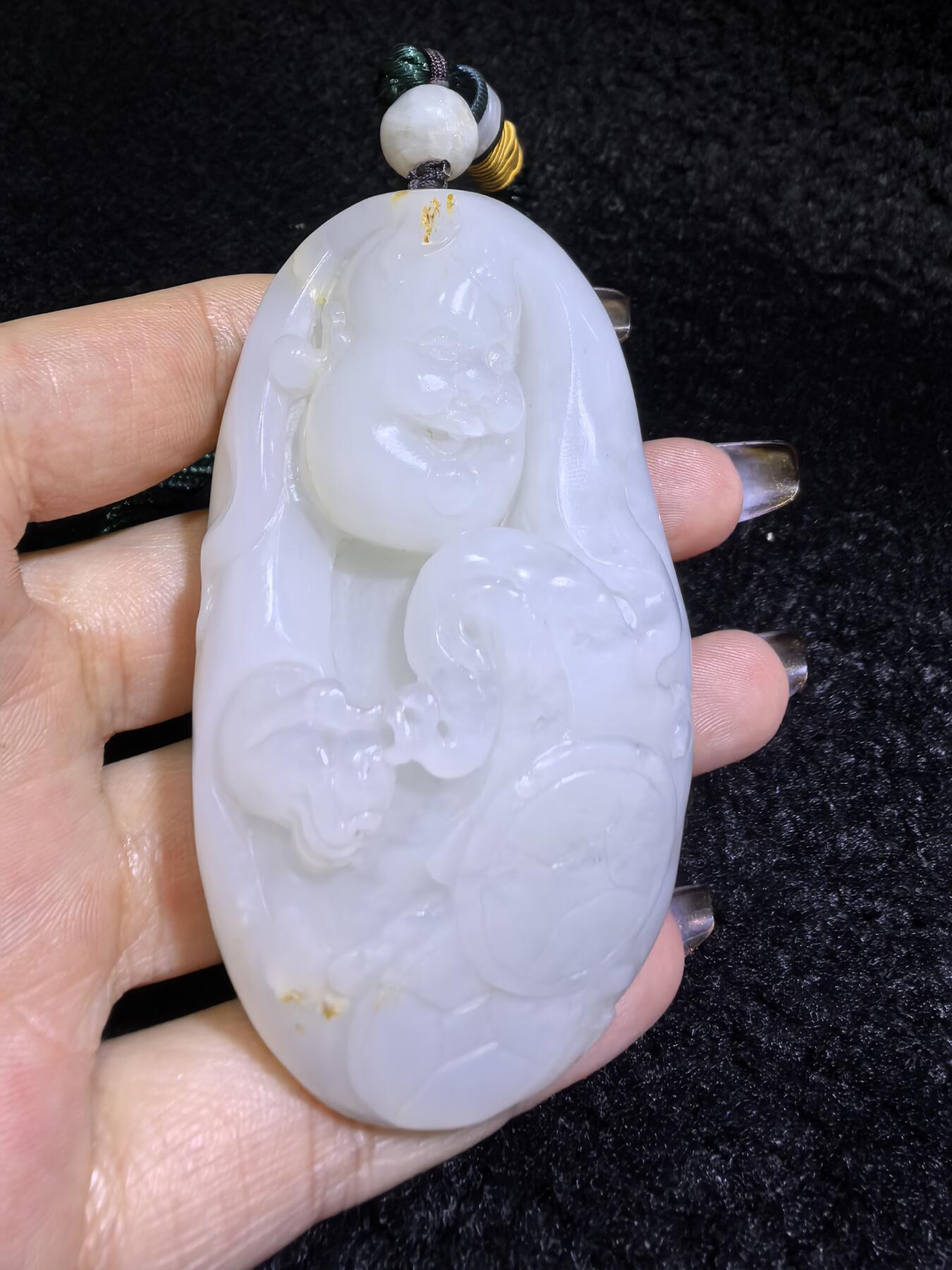 新疆和田白玉男款手把件弥勒佛，玉质油润，精雕细刻，零星洒金！微结构。尺寸:74mm*42mm*28mm克重:120.6g自带国检证书