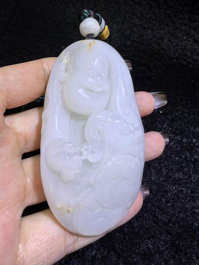 新疆和田白玉男款手把件弥勒佛，玉质油润，精雕细刻，零星洒金！微结构。尺寸:74mm*42mm*28mm克重:120.6g自带国检证书