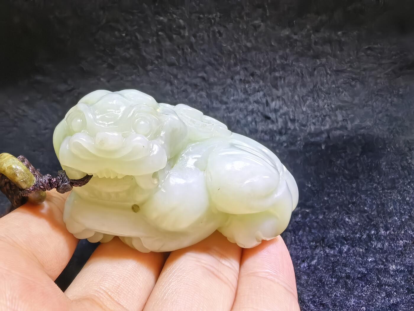 小年份新疆和田白玉貔貅男款手把件，玉质细腻，糯感十足，手推出油，纯手工雕刻，棱角处可见手工雕刻痕迹，招财纳福寓意吉祥，尺寸：6.0cm*高3.7cm*宽3.7cm。克重：114g