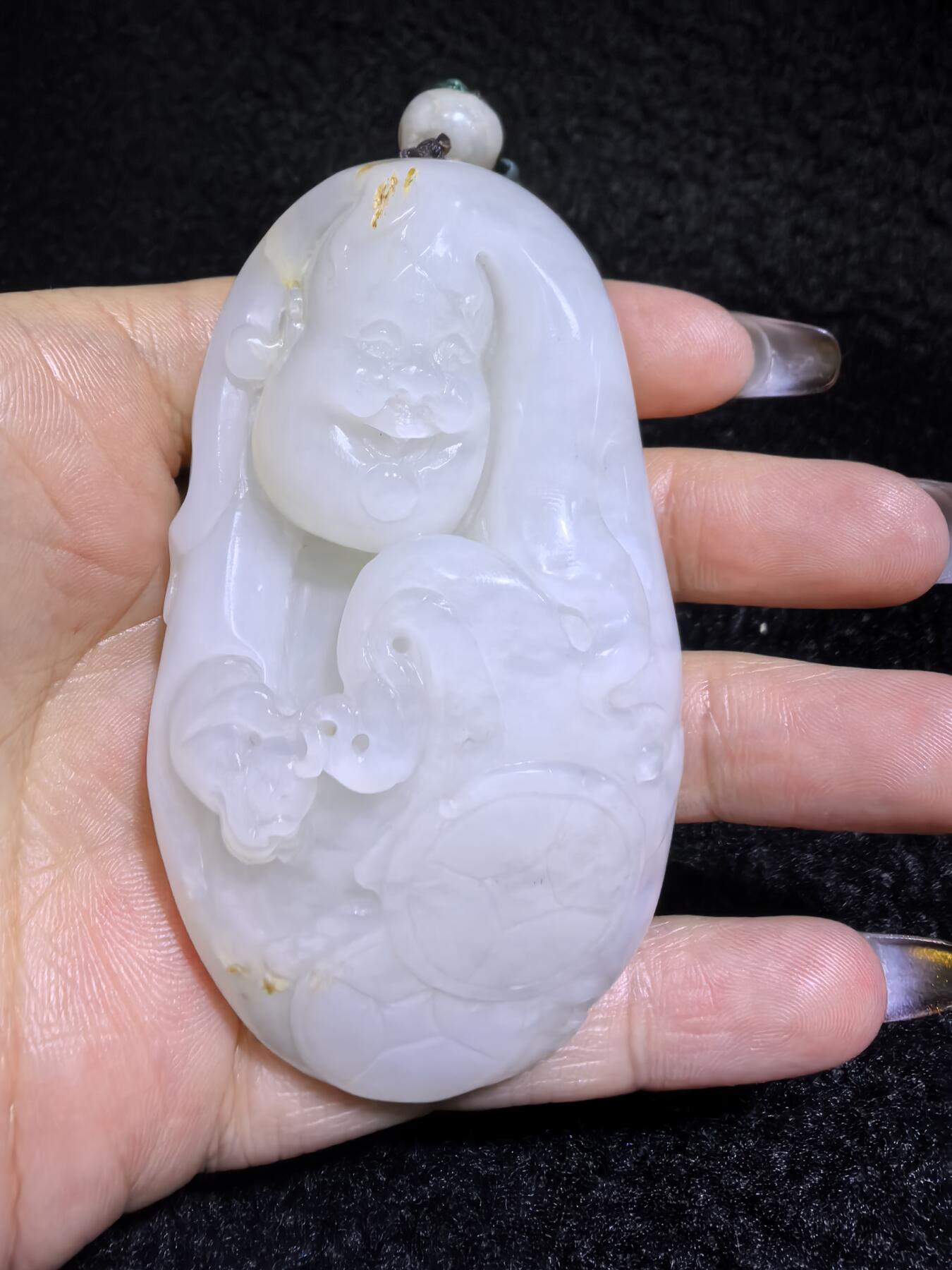 新疆和田白玉男款手把件弥勒佛，玉质油润，精雕细刻，零星洒金！微结构。尺寸:74mm*42mm*28mm克重:120.6g自带国检证书