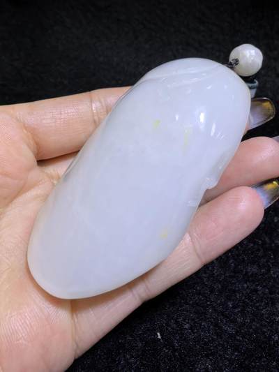 新疆和田白玉男款手把件弥勒佛，玉质油润，精雕细刻，零星洒金！微结构。尺寸:74mm*42mm*28mm克重:120.6g自带国检证书