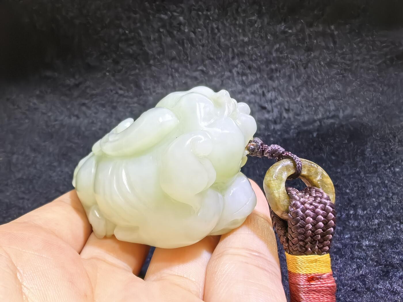 小年份新疆和田白玉貔貅男款手把件，玉质细腻，糯感十足，手推出油，纯手工雕刻，棱角处可见手工雕刻痕迹，招财纳福寓意吉祥，尺寸：6.0cm*高3.7cm*宽3.7cm。克重：114g