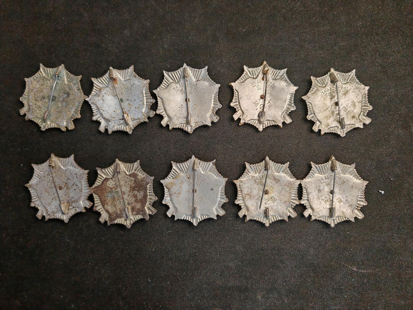 这是朝鲜的二级战士荣誉勋章，1950年设立，主要授予在战斗中立功的士兵、士官等人员，体现了勋章的荣誉内涵。