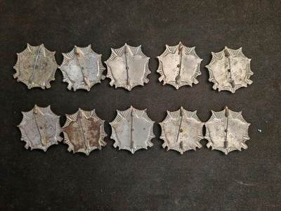 这是朝鲜的二级战士荣誉勋章，1950年设立，主要授予在战斗中立功的士兵、士官等人员，体现了勋章的荣誉内涵。