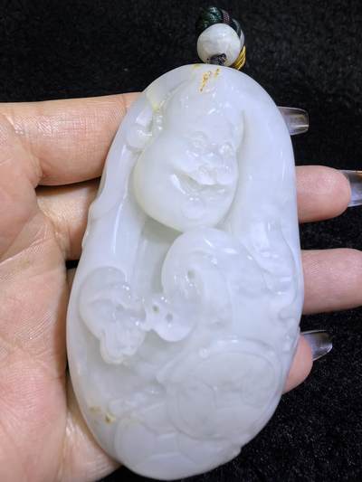 新疆和田白玉男款手把件弥勒佛，玉质油润，精雕细刻，零星洒金！微结构。尺寸:74mm*42mm*28mm克重:120.6g自带国检证书