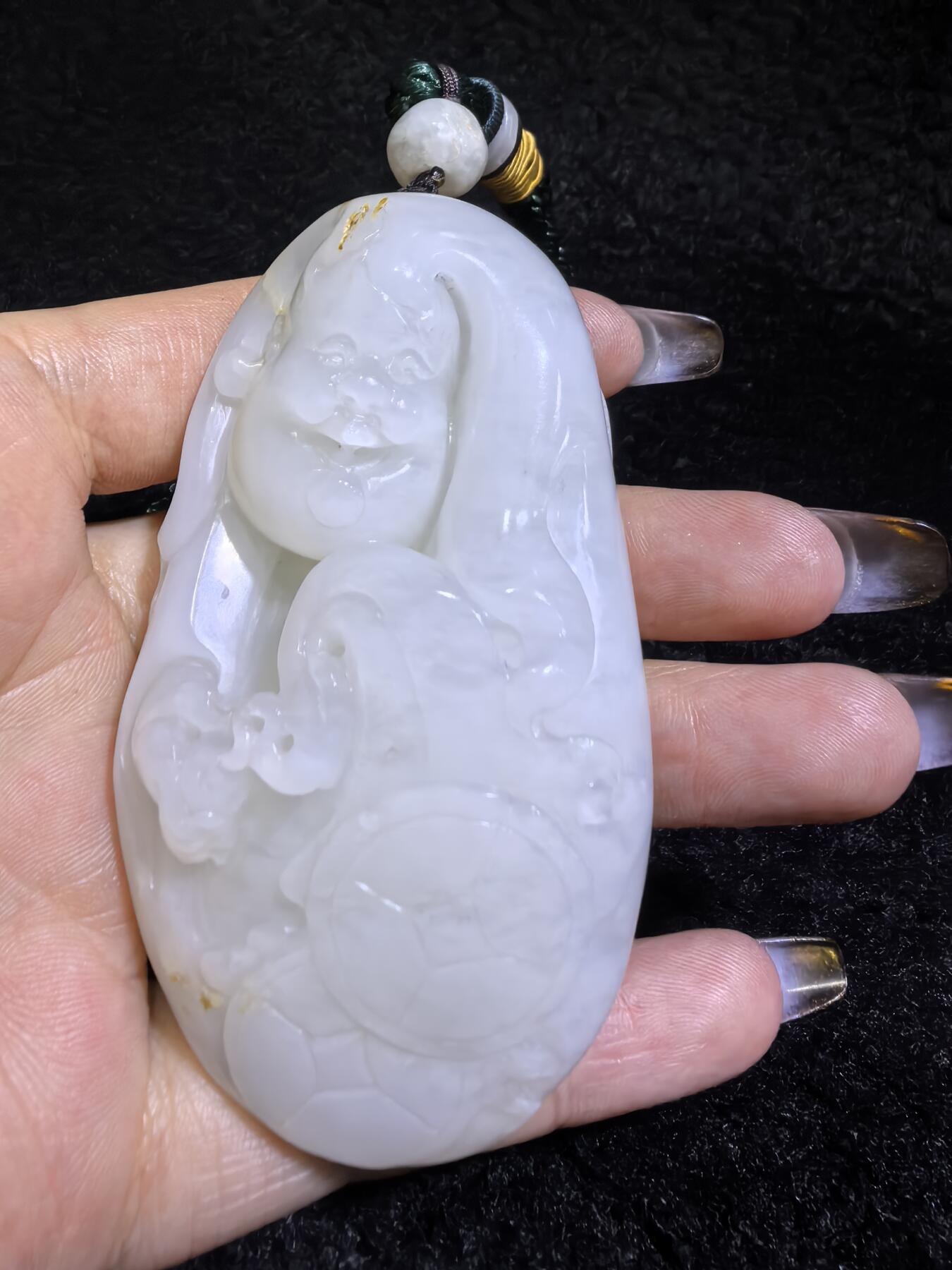 新疆和田白玉男款手把件弥勒佛，玉质油润，精雕细刻，零星洒金！微结构。尺寸:74mm*42mm*28mm克重:120.6g自带国检证书