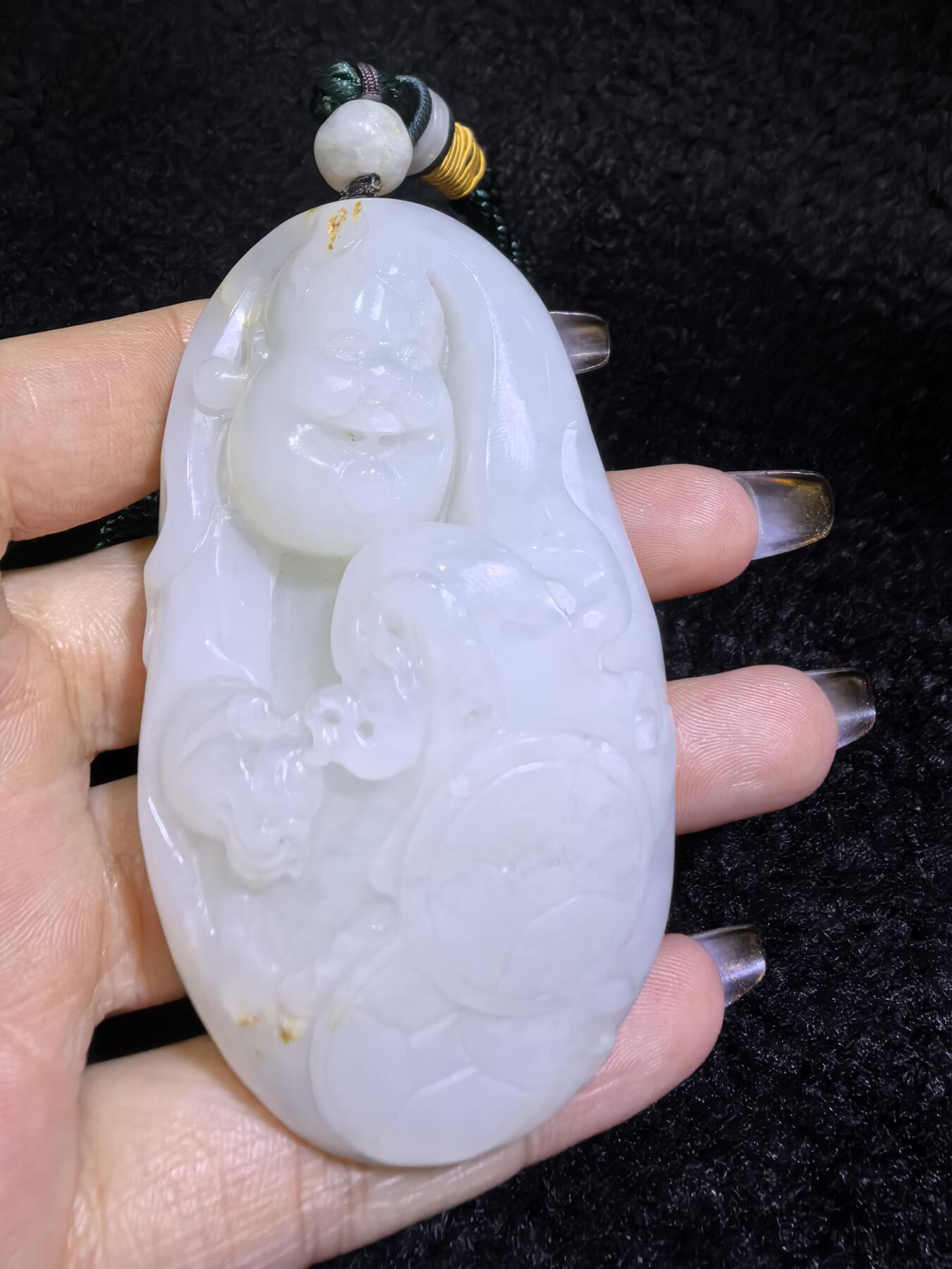 新疆和田白玉男款手把件弥勒佛，玉质油润，精雕细刻，零星洒金！微结构。尺寸:74mm*42mm*28mm克重:120.6g自带国检证书