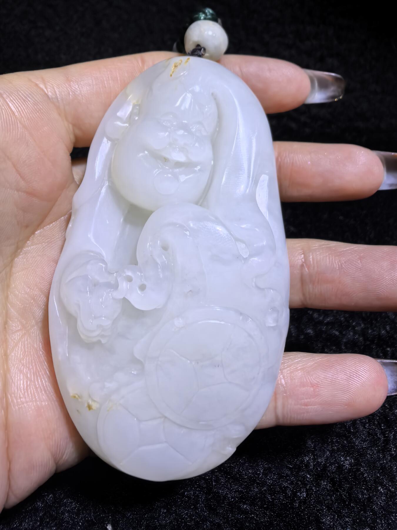 新疆和田白玉男款手把件弥勒佛，玉质油润，精雕细刻，零星洒金！微结构。尺寸:74mm*42mm*28mm克重:120.6g自带国检证书
