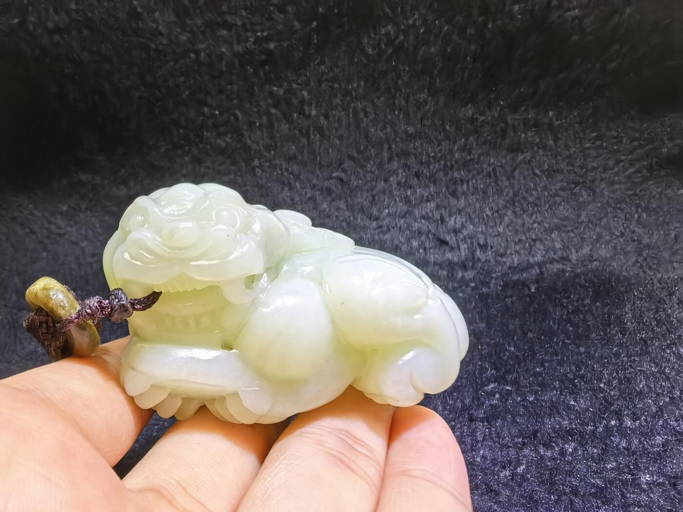 小年份新疆和田白玉貔貅男款手把件，玉质细腻，糯感十足，手推出油，纯手工雕刻，棱角处可见手工雕刻痕迹，招财纳福寓意吉祥，尺寸：6.0cm*高3.7cm*宽3.7cm。克重：114g