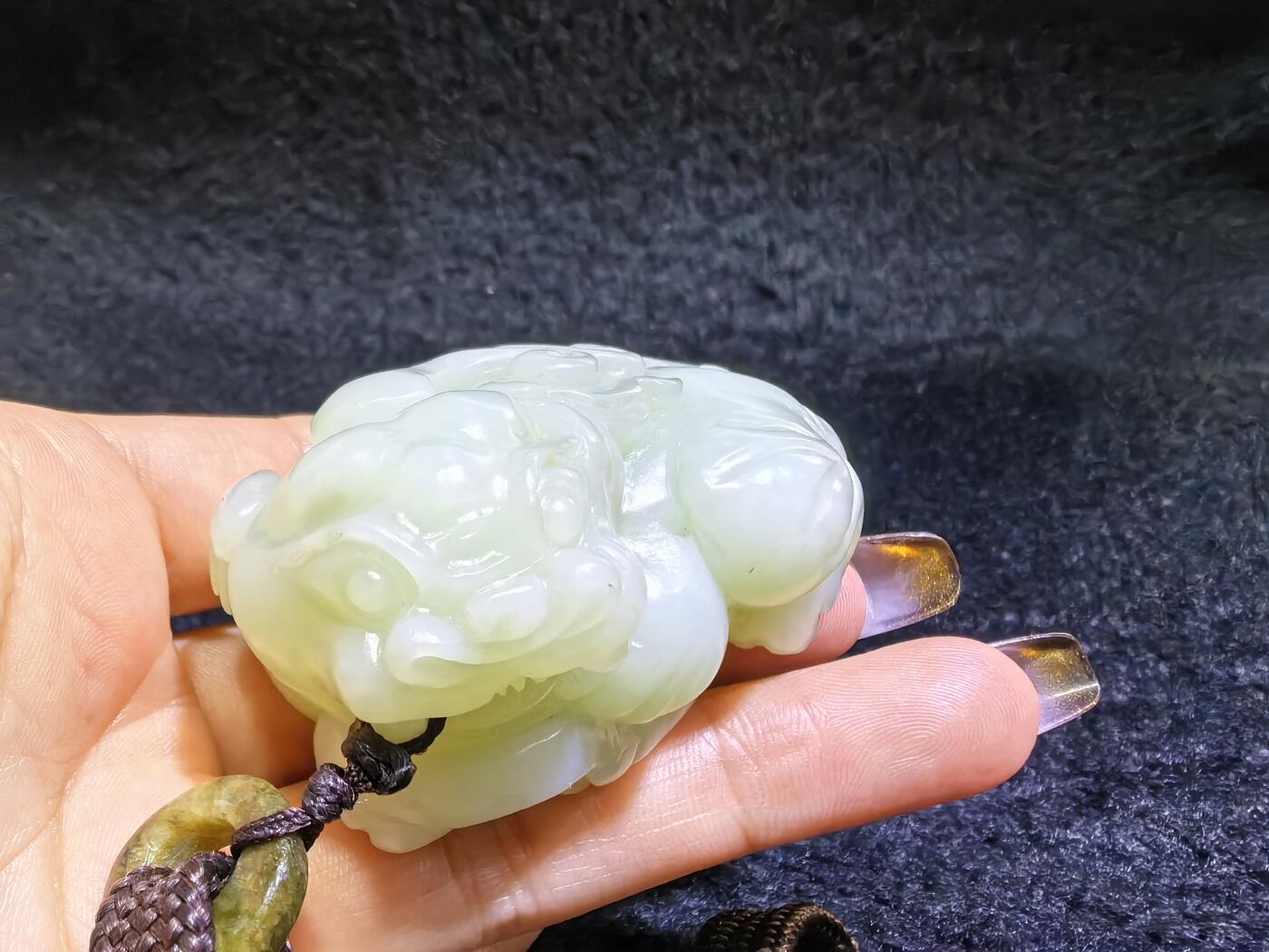 小年份新疆和田白玉貔貅男款手把件，玉质细腻，糯感十足，手推出油，纯手工雕刻，棱角处可见手工雕刻痕迹，招财纳福寓意吉祥，尺寸：6.0cm*高3.7cm*宽3.7cm。克重：114g