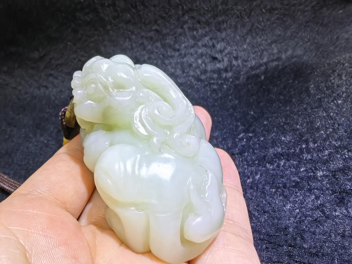小年份新疆和田白玉貔貅男款手把件，玉质细腻，糯感十足，手推出油，纯手工雕刻，棱角处可见手工雕刻痕迹，招财纳福寓意吉祥，尺寸：6.0cm*高3.7cm*宽3.7cm。克重：114g