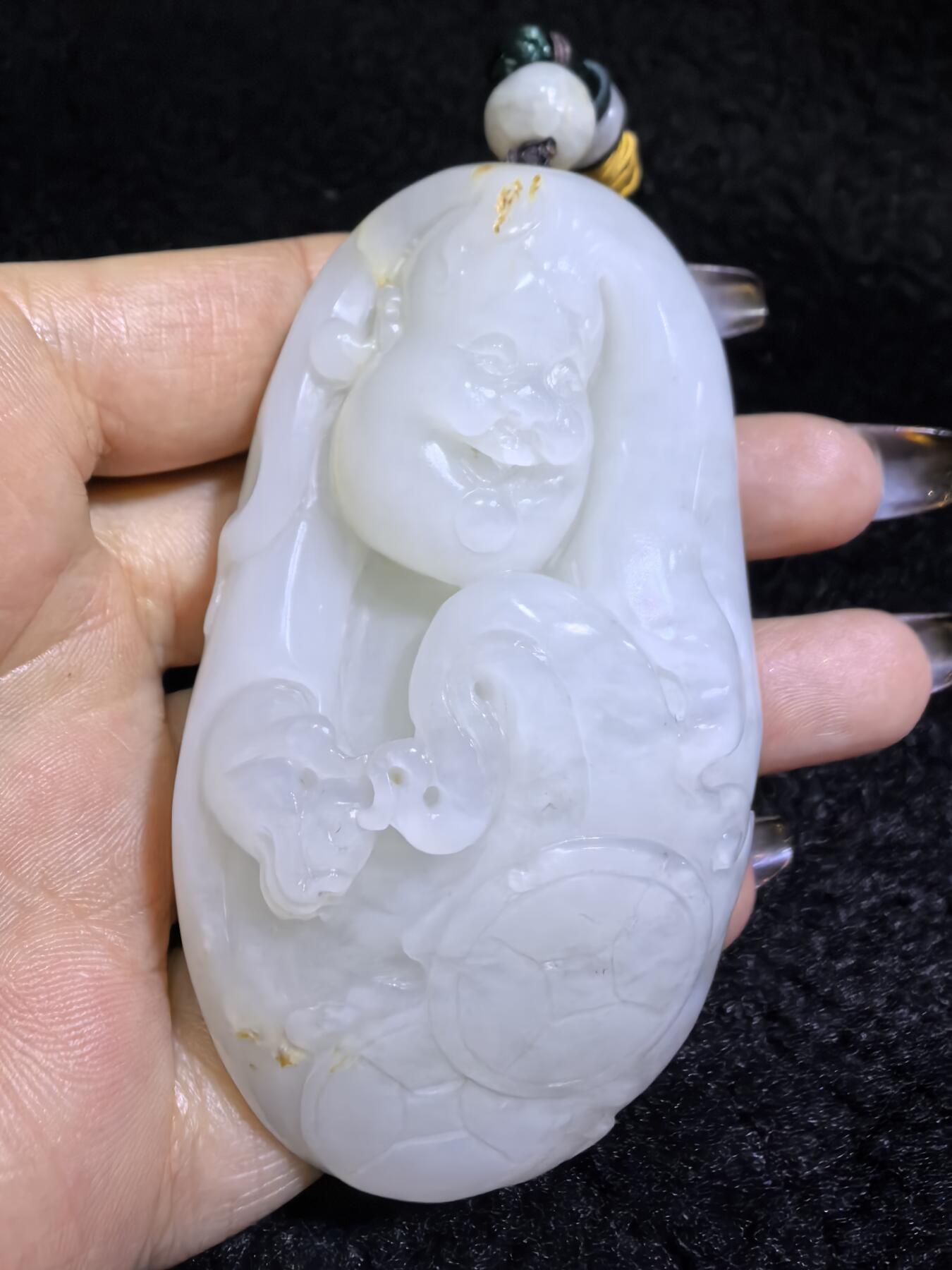 新疆和田白玉男款手把件弥勒佛，玉质油润，精雕细刻，零星洒金！微结构。尺寸:74mm*42mm*28mm克重:120.6g自带国检证书