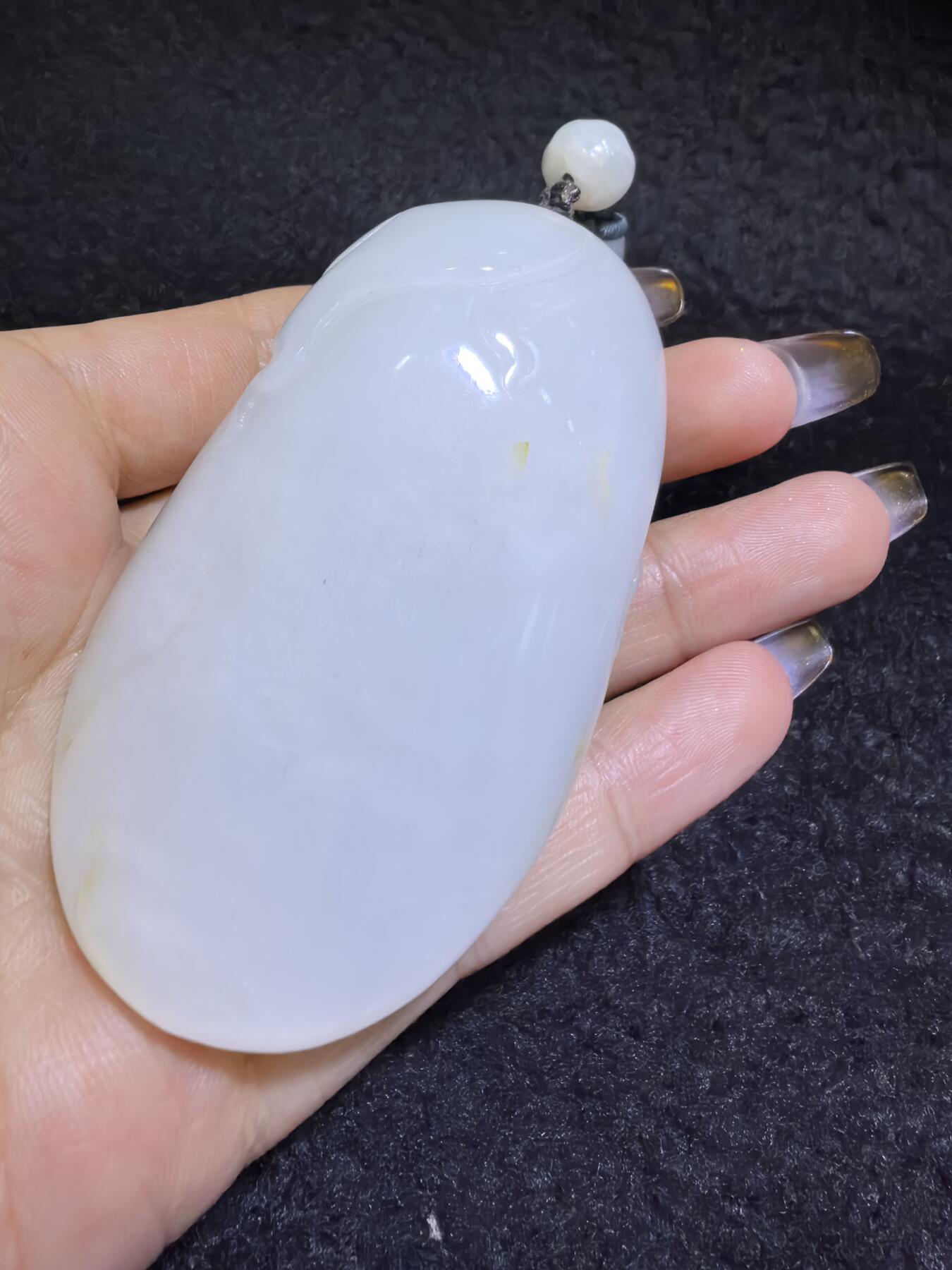 新疆和田白玉男款手把件弥勒佛，玉质油润，精雕细刻，零星洒金！微结构。尺寸:74mm*42mm*28mm克重:120.6g自带国检证书