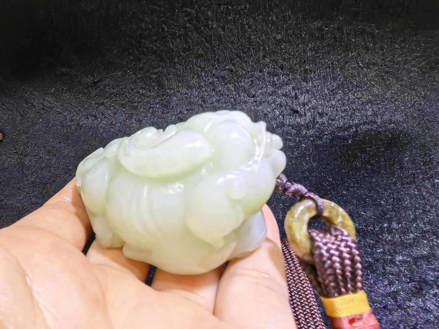 小年份新疆和田白玉貔貅男款手把件，玉质细腻，糯感十足，手推出油，纯手工雕刻，棱角处可见手工雕刻痕迹，招财纳福寓意吉祥，尺寸：6.0cm*高3.7cm*宽3.7cm。克重：114g