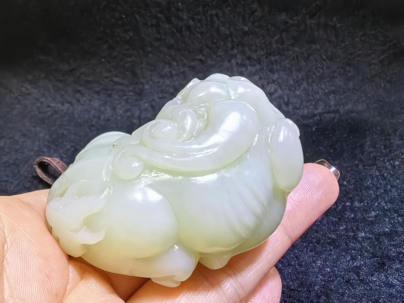 小年份新疆和田白玉貔貅男款手把件，玉质细腻，糯感十足，手推出油，纯手工雕刻，棱角处可见手工雕刻痕迹，招财纳福寓意吉祥，尺寸：6.0cm*高3.7cm*宽3.7cm。克重：114g