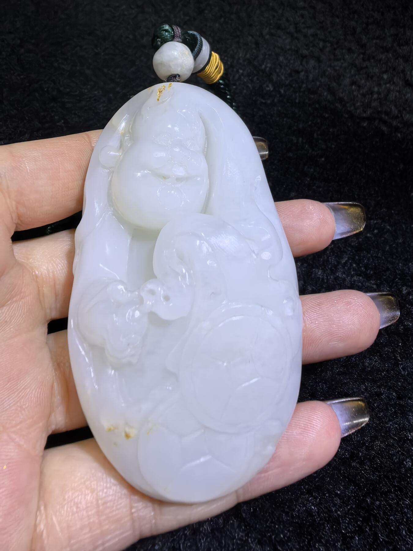 新疆和田白玉男款手把件弥勒佛，玉质油润，精雕细刻，零星洒金！微结构。尺寸:74mm*42mm*28mm克重:120.6g自带国检证书
