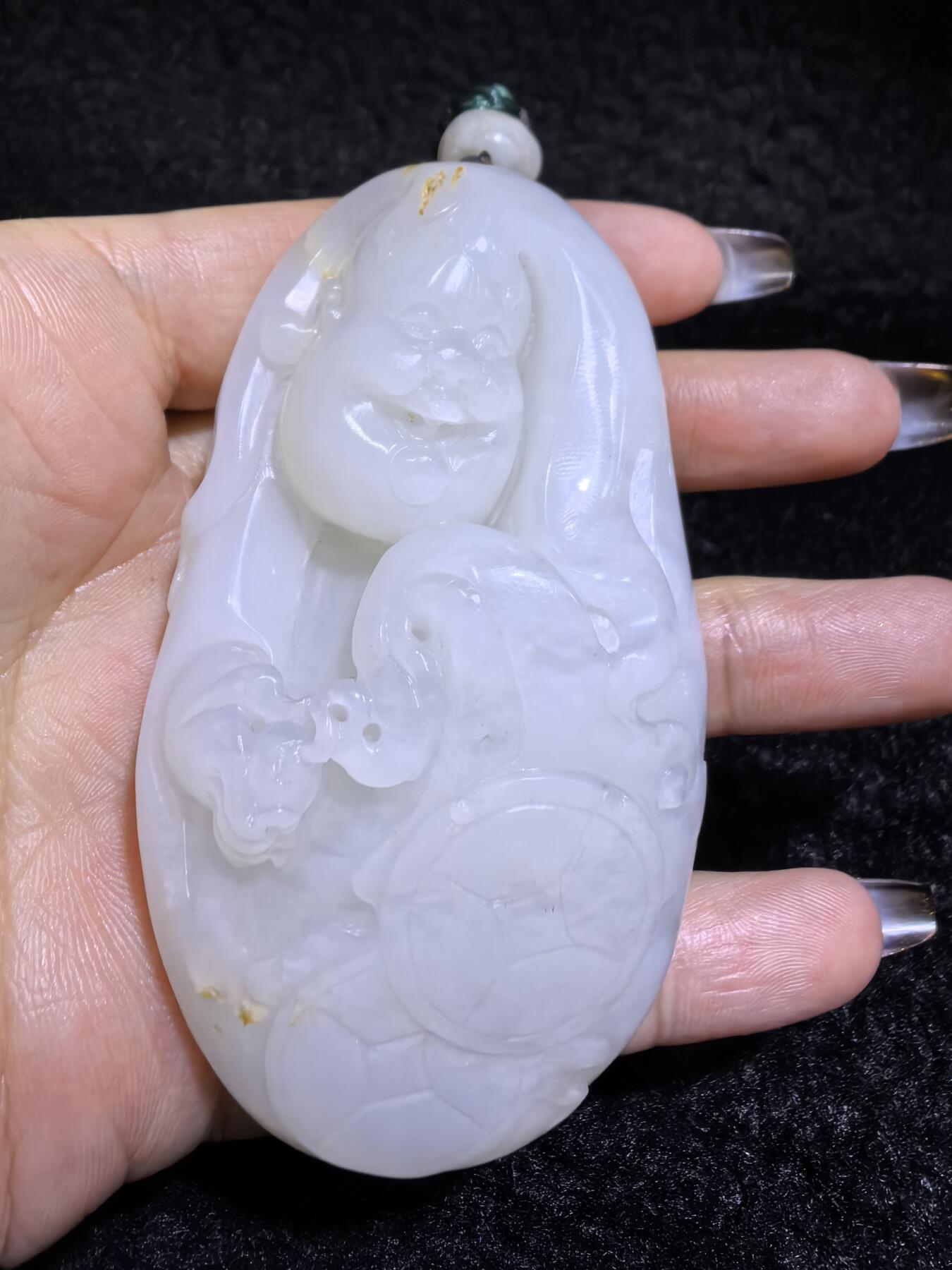新疆和田白玉男款手把件弥勒佛，玉质油润，精雕细刻，零星洒金！微结构。尺寸:74mm*42mm*28mm克重:120.6g自带国检证书