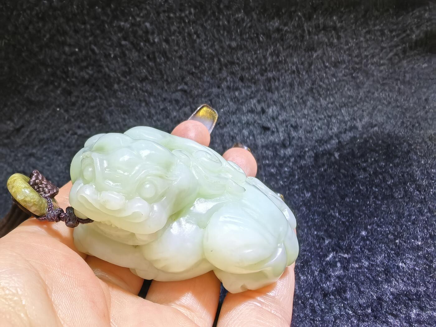 小年份新疆和田白玉貔貅男款手把件，玉质细腻，糯感十足，手推出油，纯手工雕刻，棱角处可见手工雕刻痕迹，招财纳福寓意吉祥，尺寸：6.0cm*高3.7cm*宽3.7cm。克重：114g