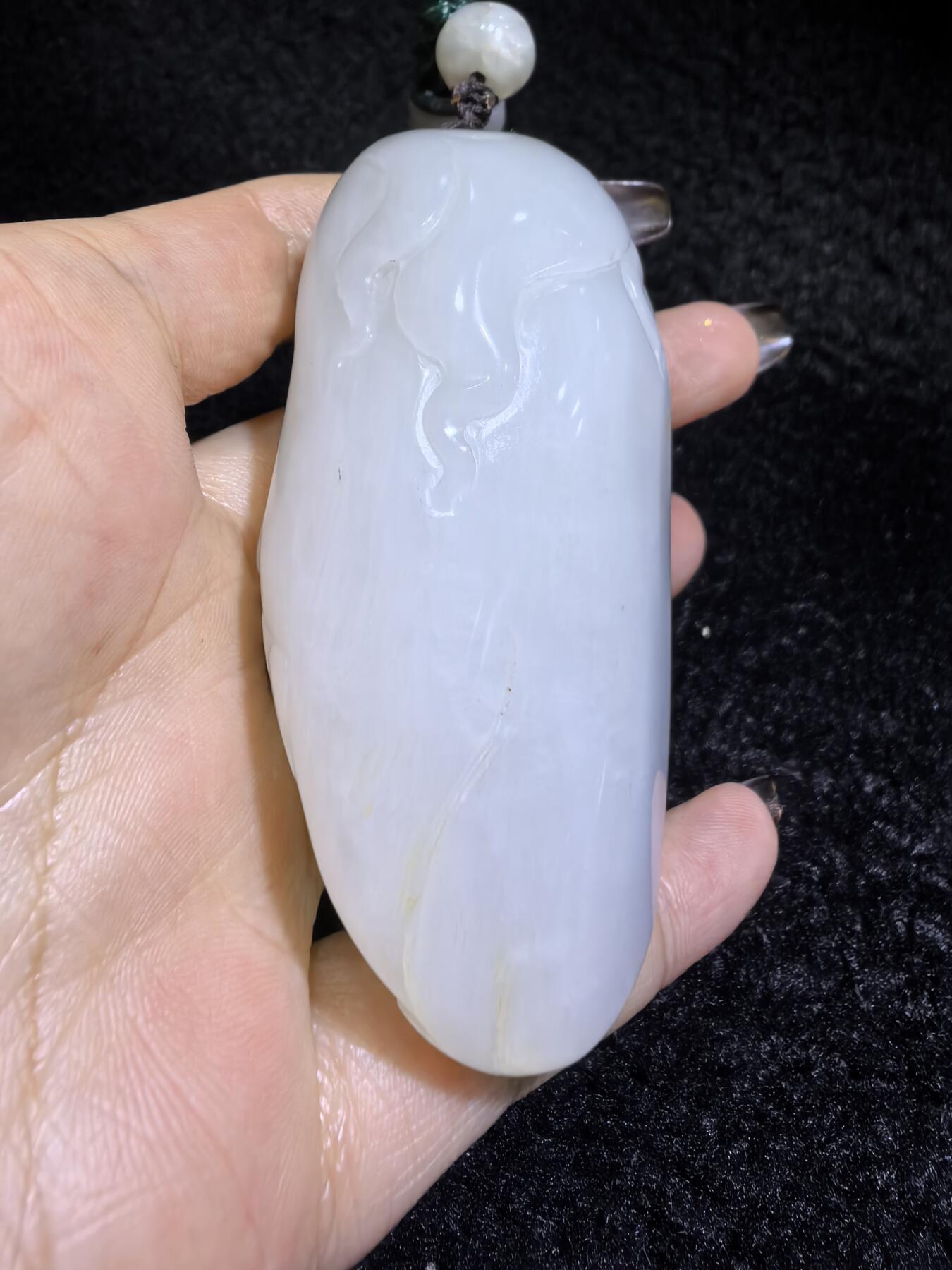 新疆和田白玉男款手把件弥勒佛，玉质油润，精雕细刻，零星洒金！微结构。尺寸:74mm*42mm*28mm克重:120.6g自带国检证书