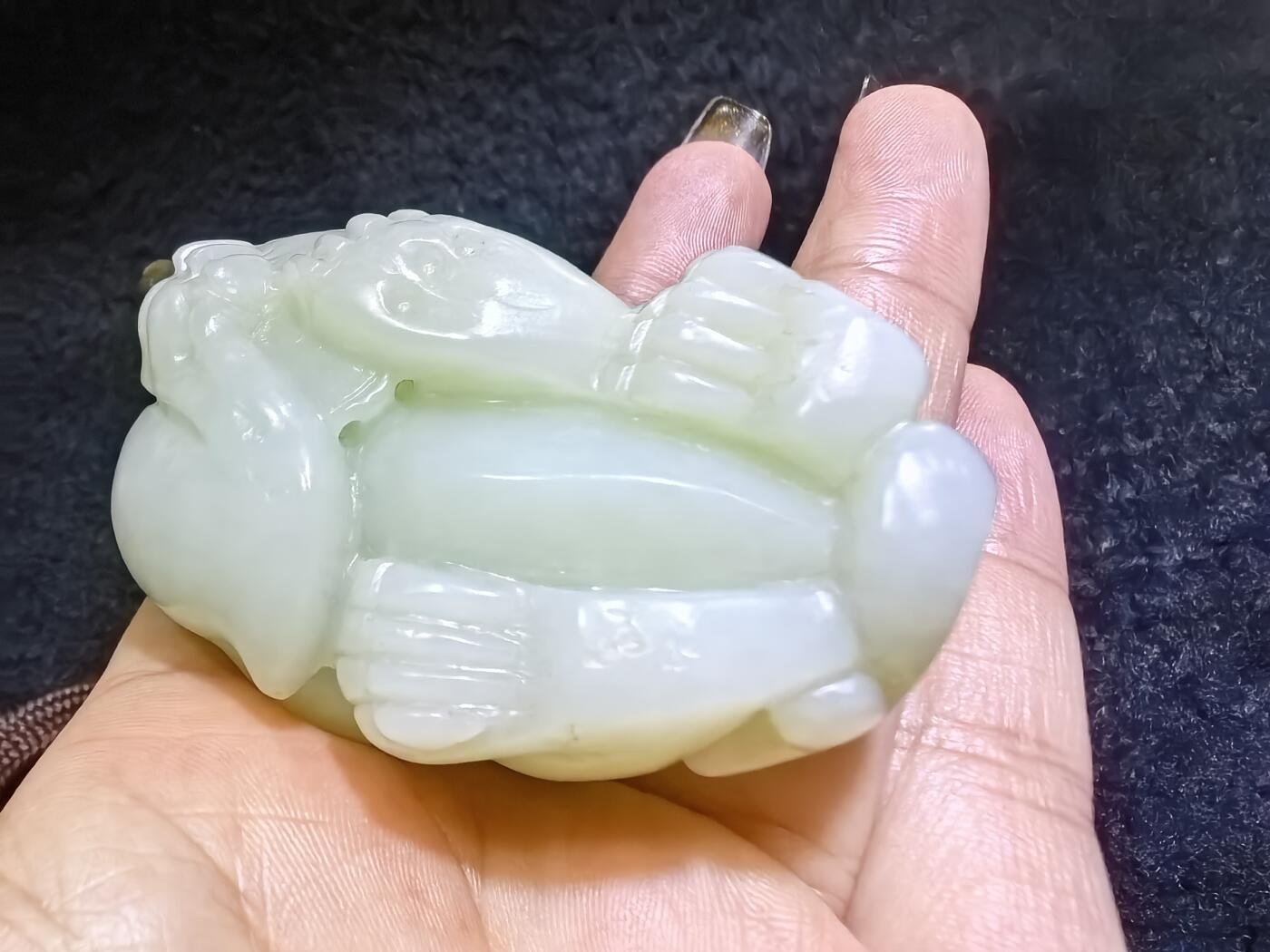 小年份新疆和田白玉貔貅男款手把件，玉质细腻，糯感十足，手推出油，纯手工雕刻，棱角处可见手工雕刻痕迹，招财纳福寓意吉祥，尺寸：6.0cm*高3.7cm*宽3.7cm。克重：114g