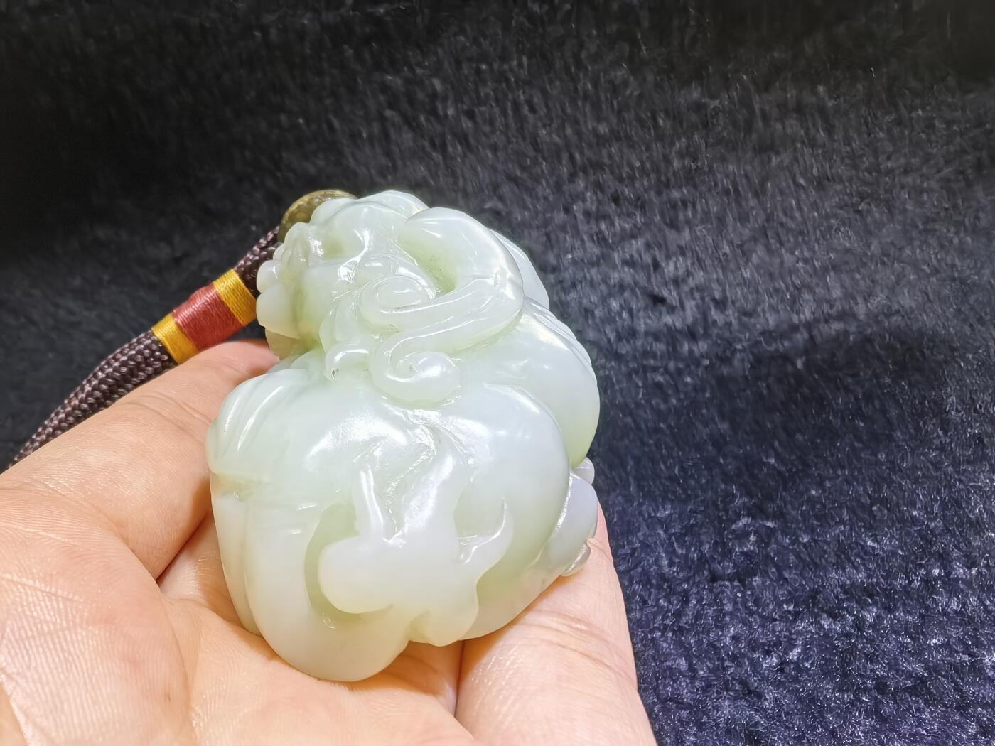 小年份新疆和田白玉貔貅男款手把件，玉质细腻，糯感十足，手推出油，纯手工雕刻，棱角处可见手工雕刻痕迹，招财纳福寓意吉祥，尺寸：6.0cm*高3.7cm*宽3.7cm。克重：114g