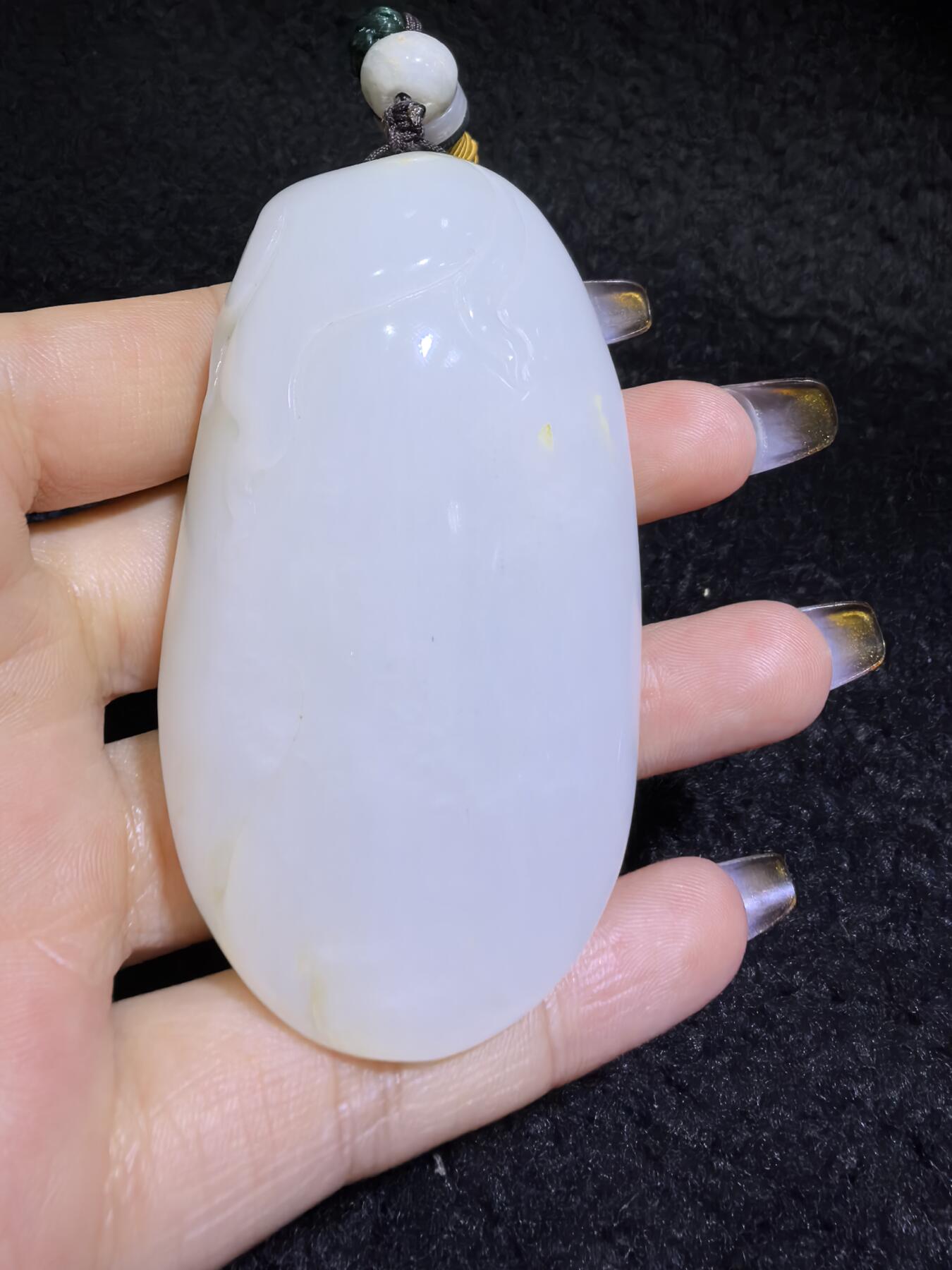 新疆和田白玉男款手把件弥勒佛，玉质油润，精雕细刻，零星洒金！微结构。尺寸:74mm*42mm*28mm克重:120.6g自带国检证书