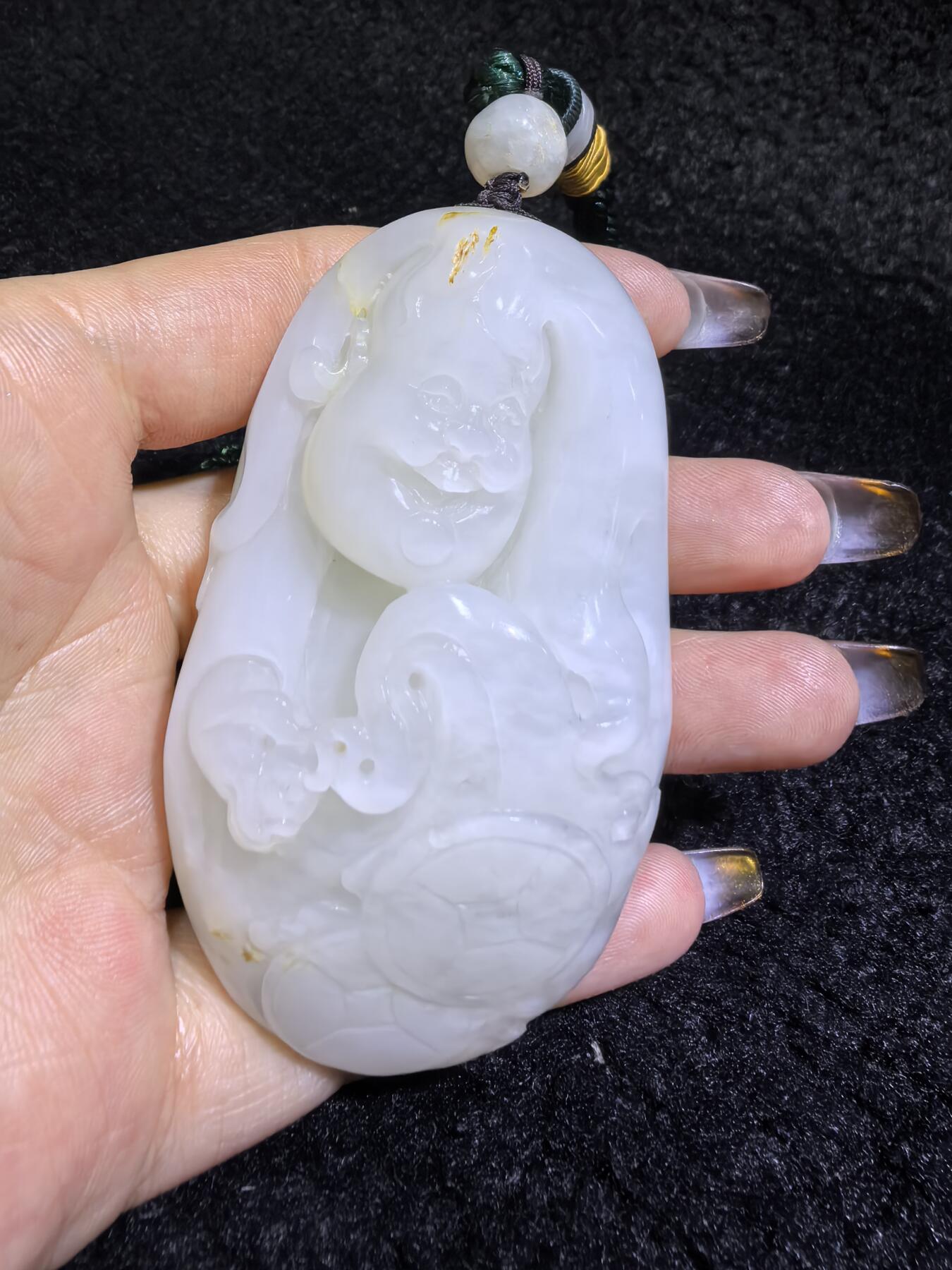 新疆和田白玉男款手把件弥勒佛，玉质油润，精雕细刻，零星洒金！微结构。尺寸:74mm*42mm*28mm克重:120.6g自带国检证书