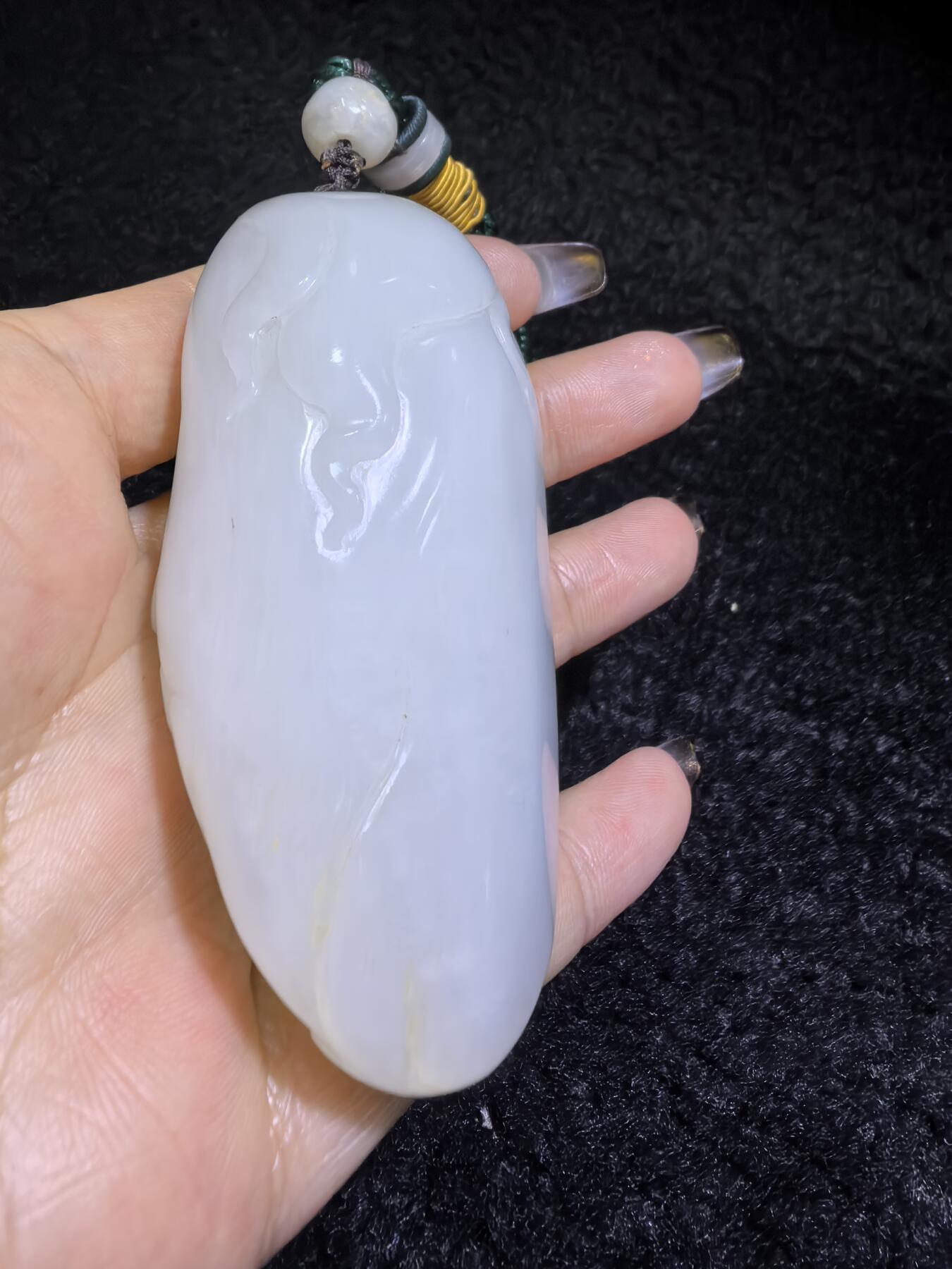 新疆和田白玉男款手把件弥勒佛，玉质油润，精雕细刻，零星洒金！微结构。尺寸:74mm*42mm*28mm克重:120.6g自带国检证书