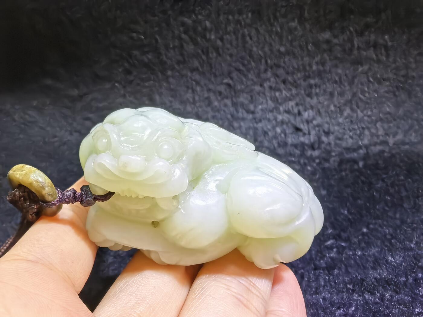 小年份新疆和田白玉貔貅男款手把件，玉质细腻，糯感十足，手推出油，纯手工雕刻，棱角处可见手工雕刻痕迹，招财纳福寓意吉祥，尺寸：6.0cm*高3.7cm*宽3.7cm。克重：114g