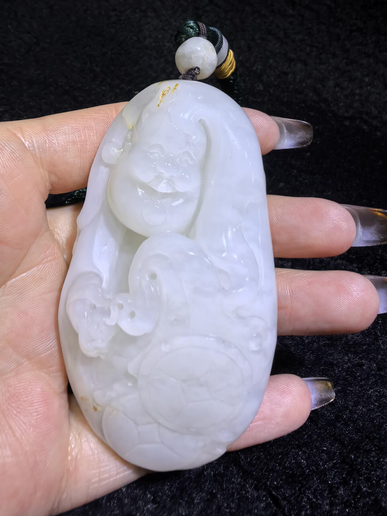 新疆和田白玉男款手把件弥勒佛，玉质油润，精雕细刻，零星洒金！微结构。尺寸:74mm*42mm*28mm克重:120.6g自带国检证书