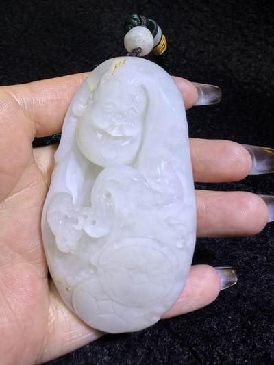 新疆和田白玉男款手把件弥勒佛，玉质油润，精雕细刻，零星洒金！微结构。尺寸:74mm*42mm*28mm克重:120.6g自带国检证书