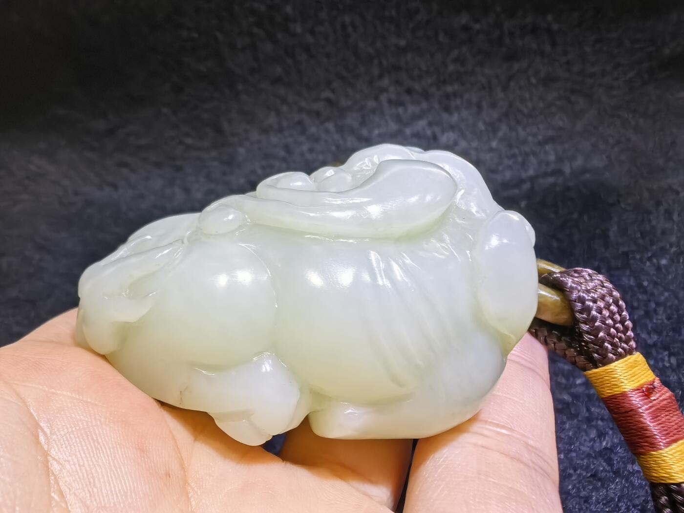 小年份新疆和田白玉貔貅男款手把件，玉质细腻，糯感十足，手推出油，纯手工雕刻，棱角处可见手工雕刻痕迹，招财纳福寓意吉祥，尺寸：6.0cm*高3.7cm*宽3.7cm。克重：114g