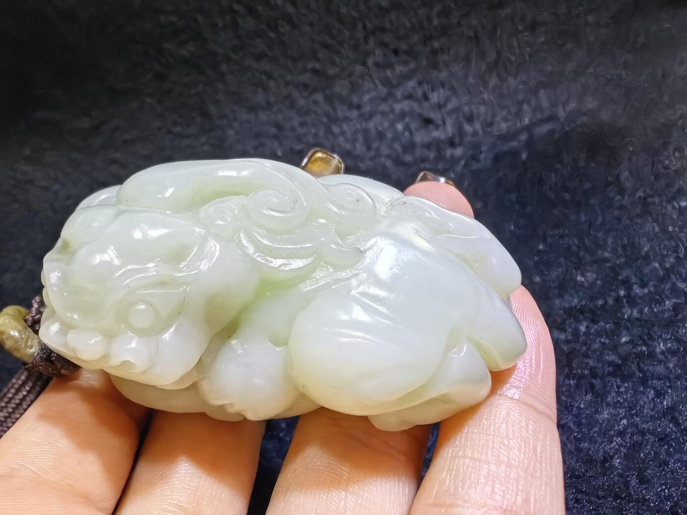 小年份新疆和田白玉貔貅男款手把件，玉质细腻，糯感十足，手推出油，纯手工雕刻，棱角处可见手工雕刻痕迹，招财纳福寓意吉祥，尺寸：6.0cm*高3.7cm*宽3.7cm。克重：114g