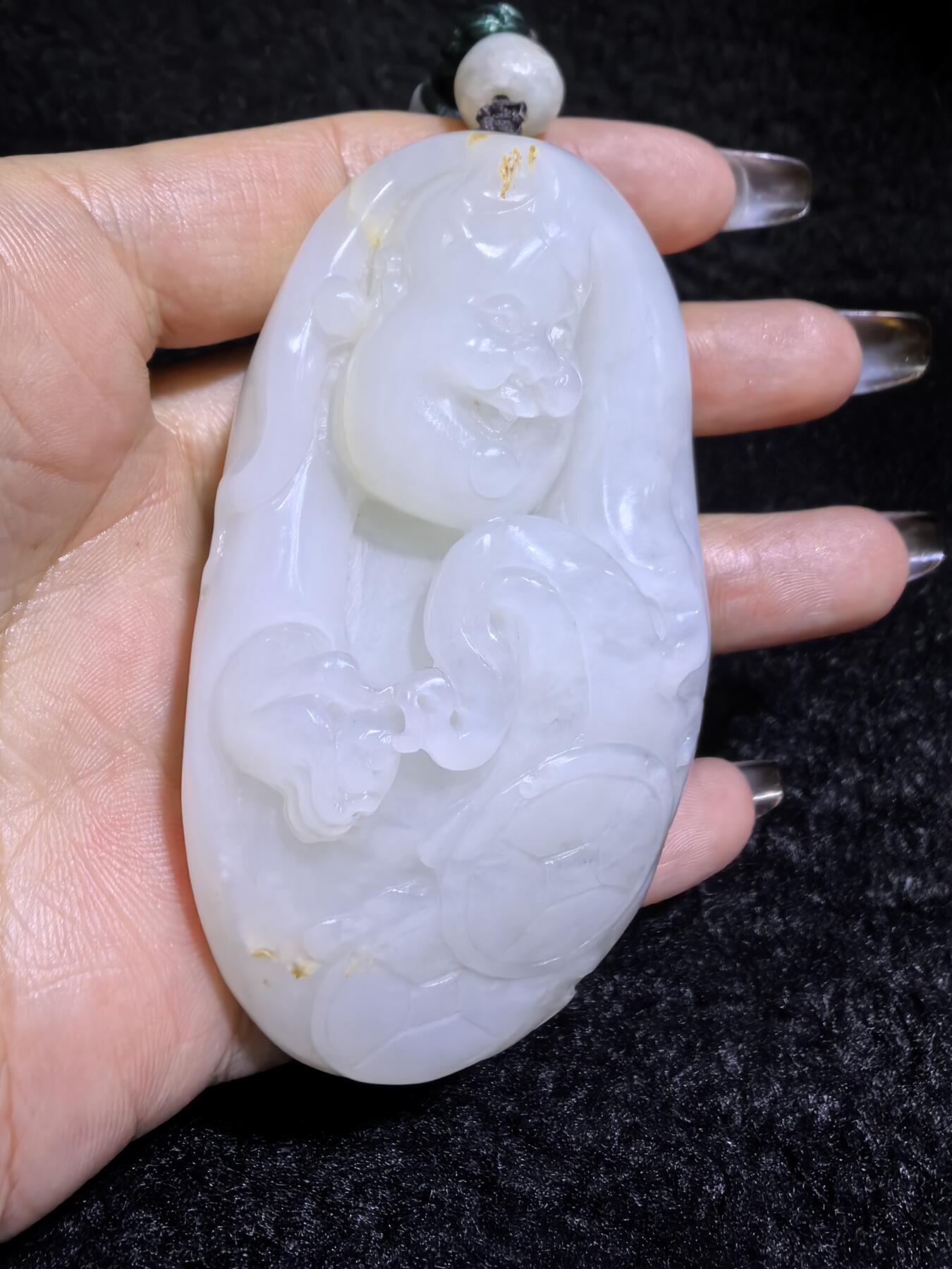 新疆和田白玉男款手把件弥勒佛，玉质油润，精雕细刻，零星洒金！微结构。尺寸:74mm*42mm*28mm克重:120.6g自带国检证书
