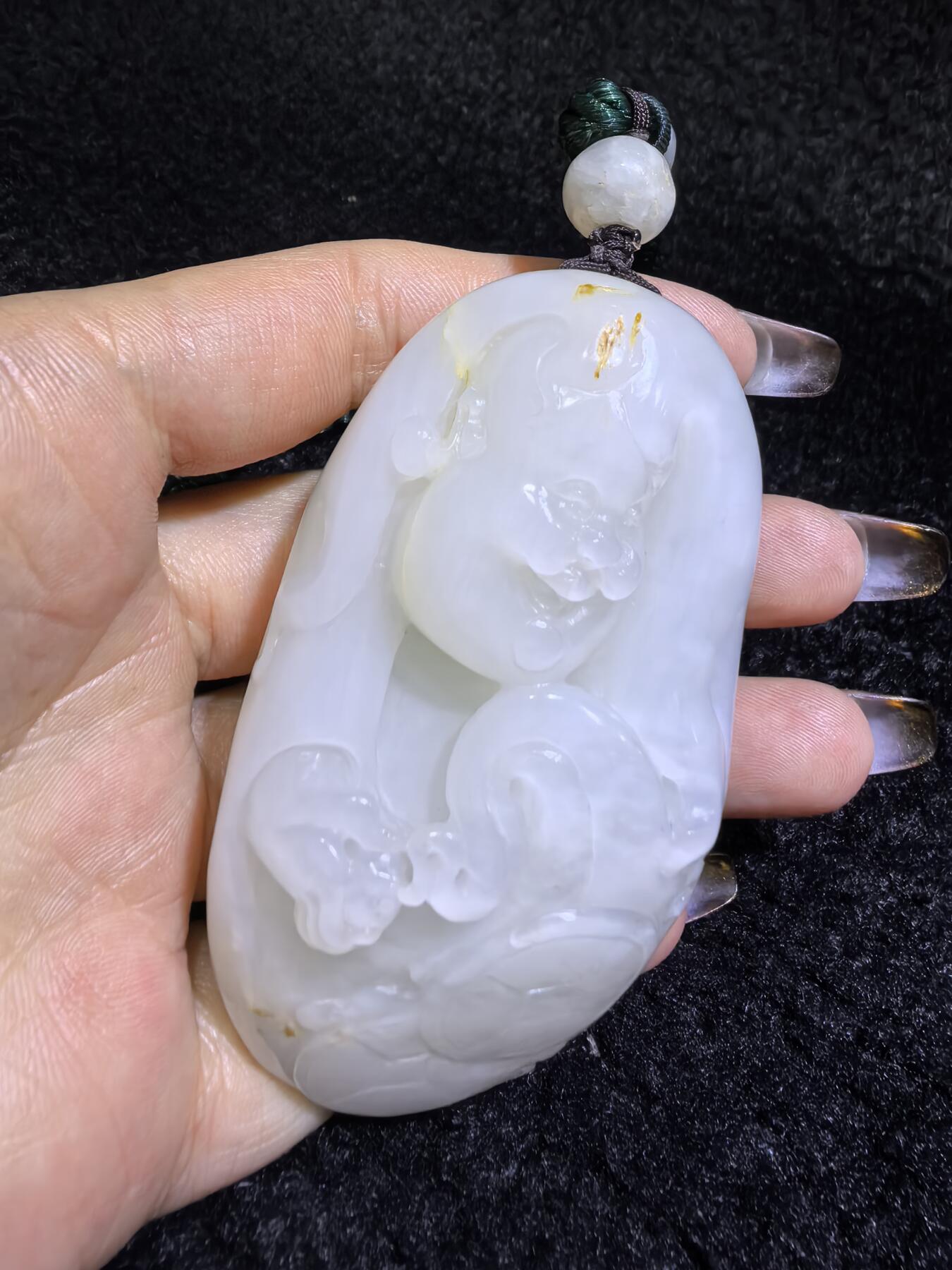 新疆和田白玉男款手把件弥勒佛，玉质油润，精雕细刻，零星洒金！微结构。尺寸:74mm*42mm*28mm克重:120.6g自带国检证书