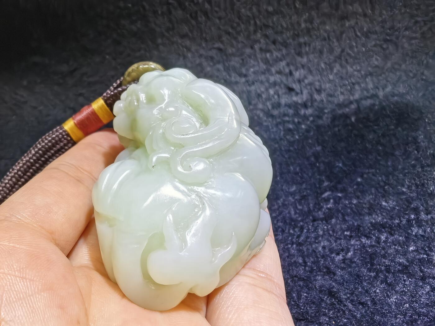 小年份新疆和田白玉貔貅男款手把件，玉质细腻，糯感十足，手推出油，纯手工雕刻，棱角处可见手工雕刻痕迹，招财纳福寓意吉祥，尺寸：6.0cm*高3.7cm*宽3.7cm。克重：114g