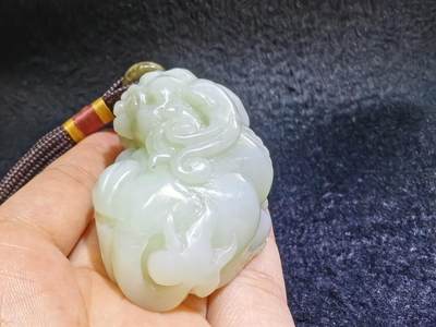 小年份新疆和田白玉貔貅男款手把件，玉质细腻，糯感十足，手推出油，纯手工雕刻，棱角处可见手工雕刻痕迹，招财纳福寓意吉祥，尺寸：6.0cm*高3.7cm*宽3.7cm。克重：114g