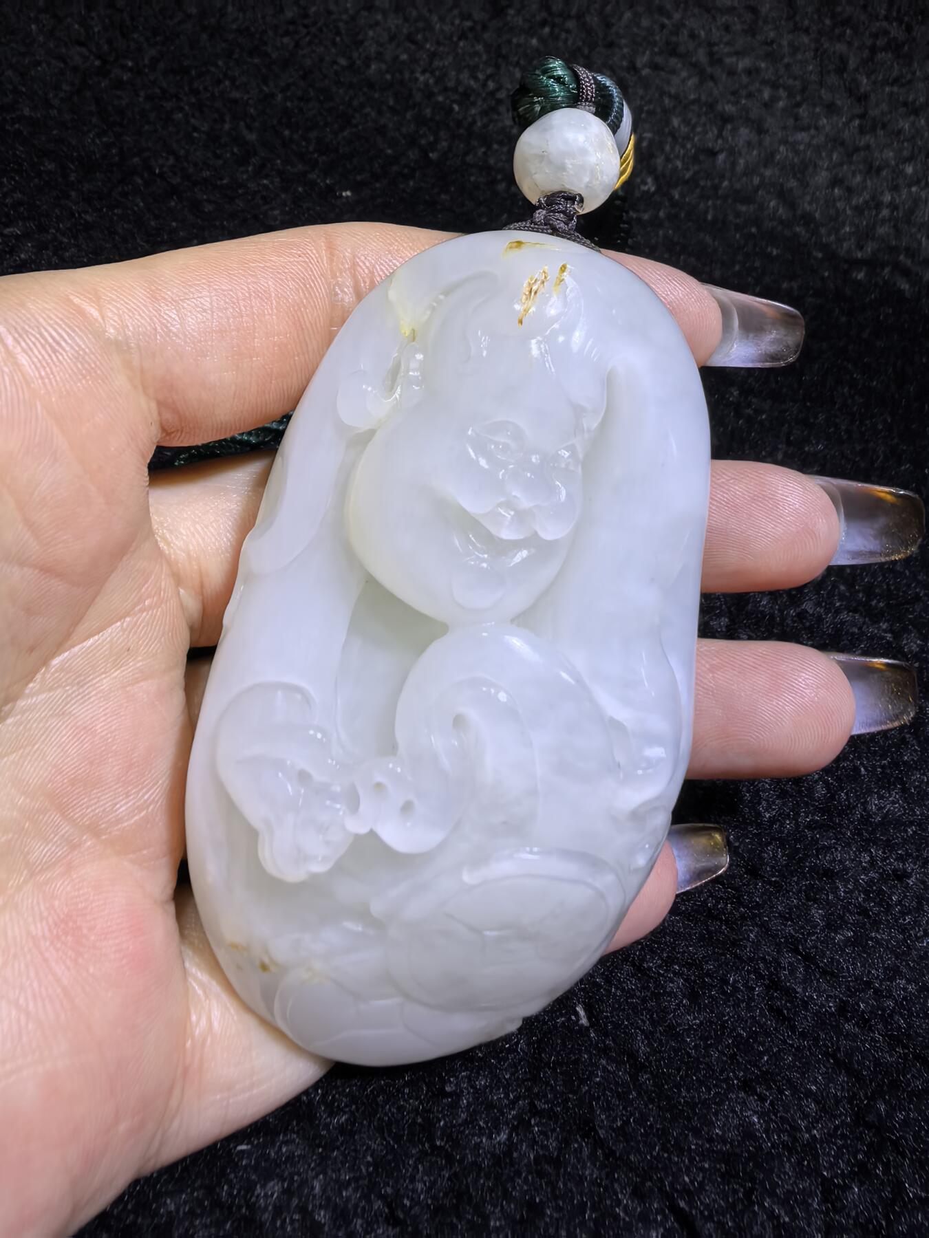 新疆和田白玉男款手把件弥勒佛，玉质油润，精雕细刻，零星洒金！微结构。尺寸:74mm*42mm*28mm克重:120.6g自带国检证书