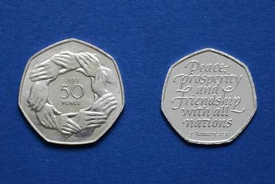 英国加入欧盟（1973）和退出欧盟（2020）纪念币