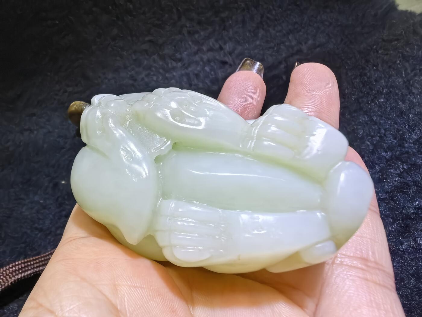 小年份新疆和田白玉貔貅男款手把件，玉质细腻，糯感十足，手推出油，纯手工雕刻，棱角处可见手工雕刻痕迹，招财纳福寓意吉祥，尺寸：6.0cm*高3.7cm*宽3.7cm。克重：114g