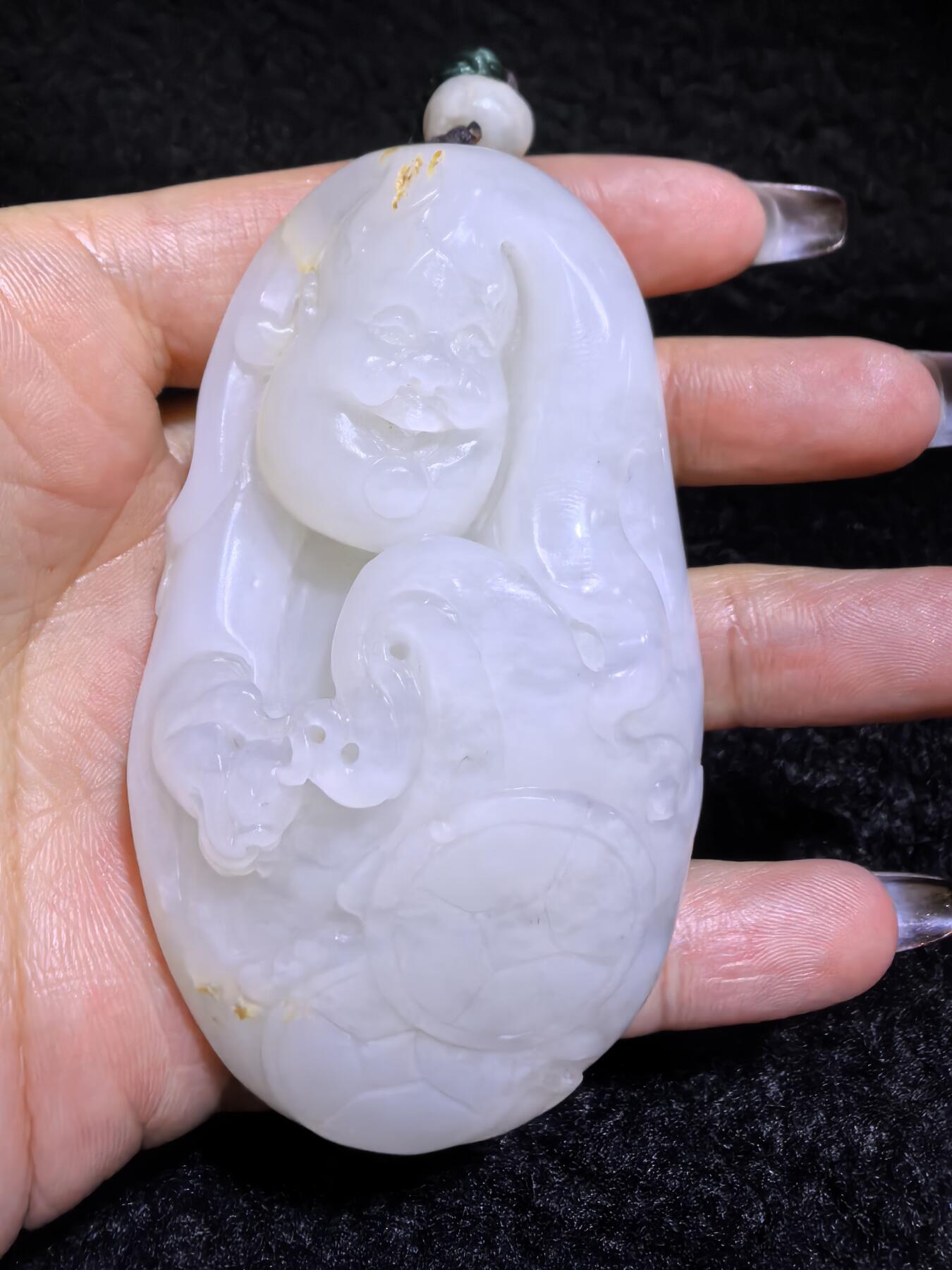 新疆和田白玉男款手把件弥勒佛，玉质油润，精雕细刻，零星洒金！微结构。尺寸:74mm*42mm*28mm克重:120.6g自带国检证书