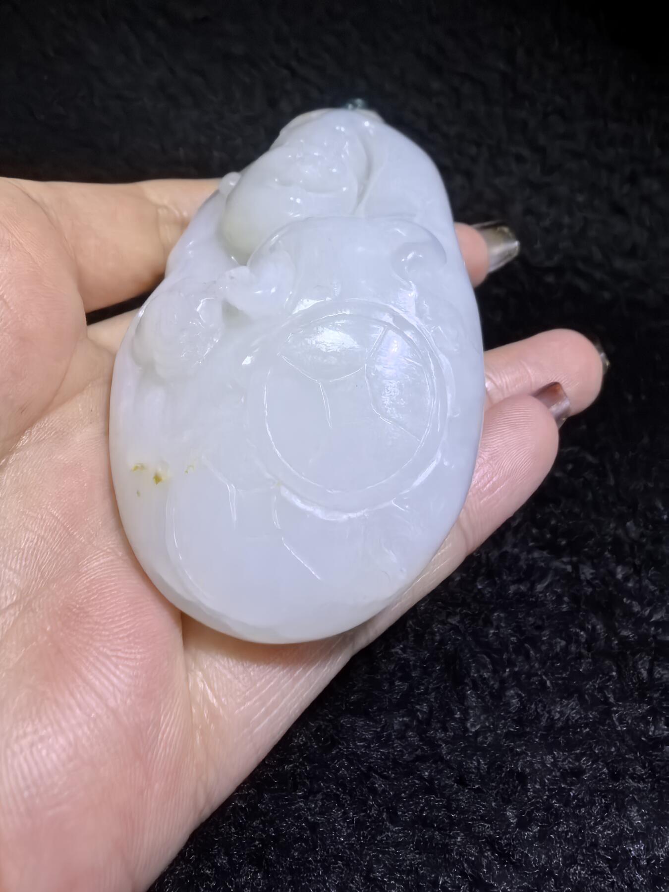 新疆和田白玉男款手把件弥勒佛，玉质油润，精雕细刻，零星洒金！微结构。尺寸:74mm*42mm*28mm克重:120.6g自带国检证书