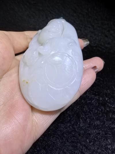 新疆和田白玉男款手把件弥勒佛，玉质油润，精雕细刻，零星洒金！微结构。尺寸:74mm*42mm*28mm克重:120.6g自带国检证书