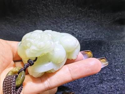 小年份新疆和田白玉貔貅男款手把件，玉质细腻，糯感十足，手推出油，纯手工雕刻，棱角处可见手工雕刻痕迹，招财纳福寓意吉祥，尺寸：6.0cm*高3.7cm*宽3.7cm。克重：114g