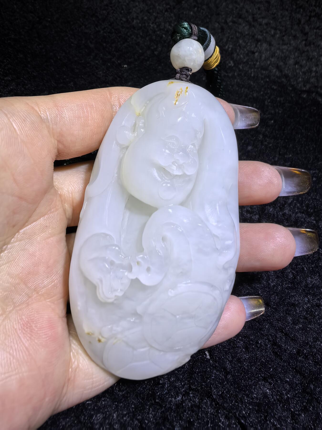 新疆和田白玉男款手把件弥勒佛，玉质油润，精雕细刻，零星洒金！微结构。尺寸:74mm*42mm*28mm克重:120.6g自带国检证书