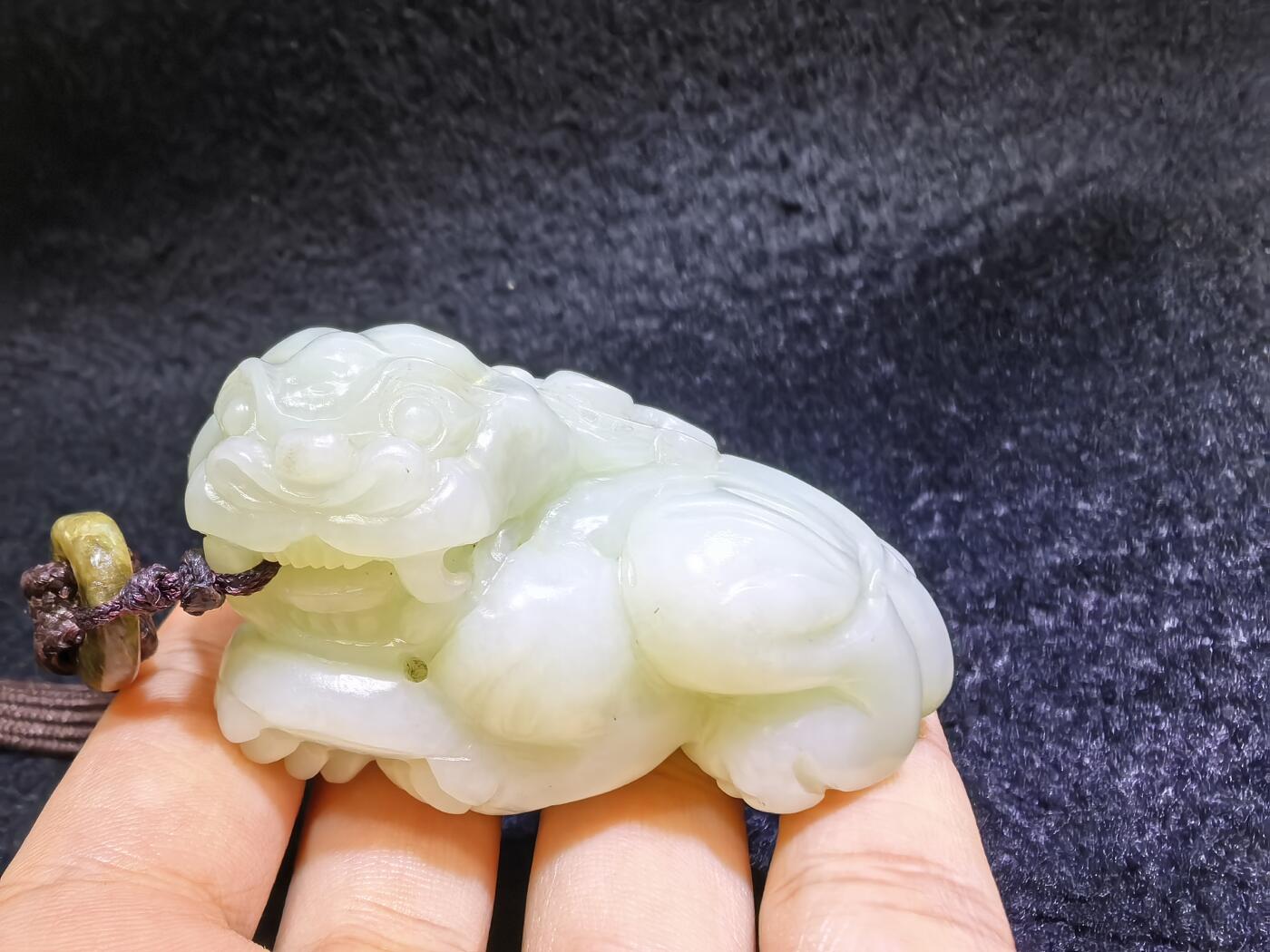 小年份新疆和田白玉貔貅男款手把件，玉质细腻，糯感十足，手推出油，纯手工雕刻，棱角处可见手工雕刻痕迹，招财纳福寓意吉祥，尺寸：6.0cm*高3.7cm*宽3.7cm。克重：114g