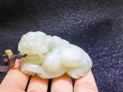 小年份新疆和田白玉貔貅男款手把件，玉质细腻，糯感十足，手推出油，纯手工雕刻，棱角处可见手工雕刻痕迹，招财纳福寓意吉祥，尺寸：6.0cm*高3.7cm*宽3.7cm。克重：114g