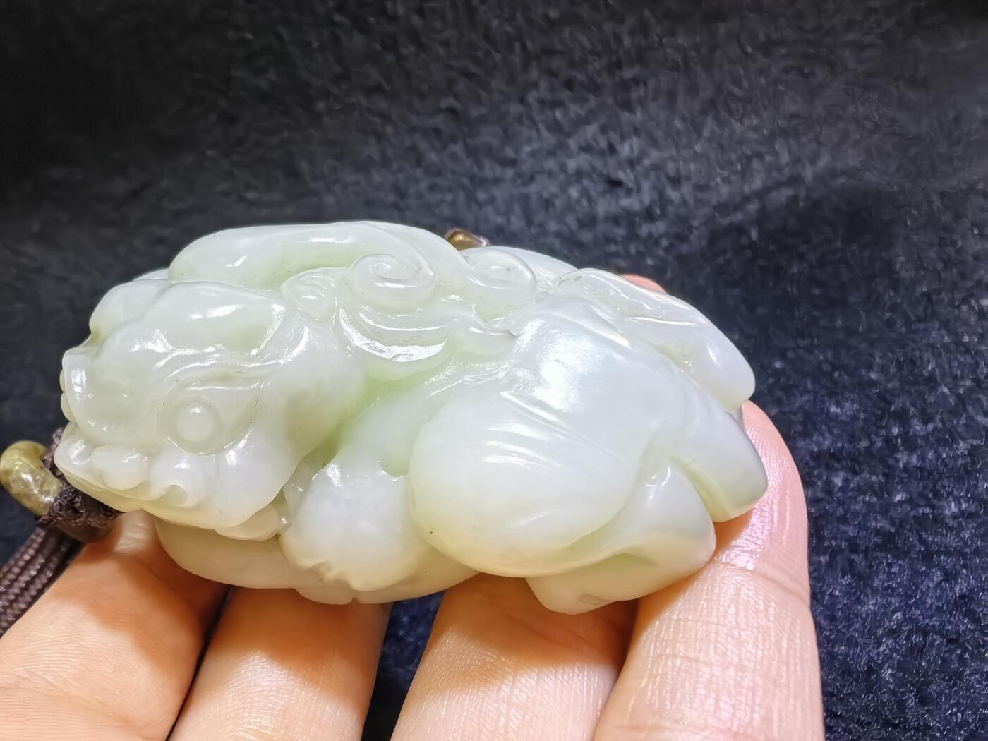 小年份新疆和田白玉貔貅男款手把件，玉质细腻，糯感十足，手推出油，纯手工雕刻，棱角处可见手工雕刻痕迹，招财纳福寓意吉祥，尺寸：6.0cm*高3.7cm*宽3.7cm。克重：114g