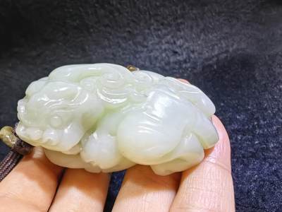 小年份新疆和田白玉貔貅男款手把件，玉质细腻，糯感十足，手推出油，纯手工雕刻，棱角处可见手工雕刻痕迹，招财纳福寓意吉祥，尺寸：6.0cm*高3.7cm*宽3.7cm。克重：114g
