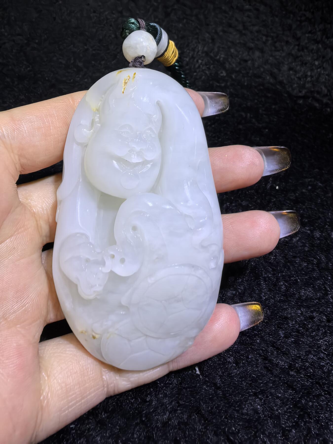 新疆和田白玉男款手把件弥勒佛，玉质油润，精雕细刻，零星洒金！微结构。尺寸:74mm*42mm*28mm克重:120.6g自带国检证书